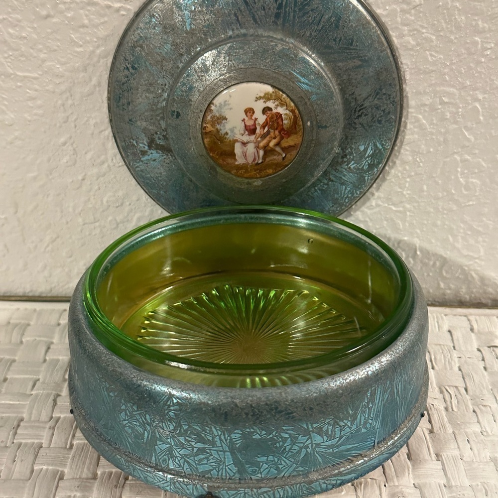 ANTIQUE VASELINE URANIUM GLASS powder puff bowl inside a tin lidded container - Picture 15 of 16